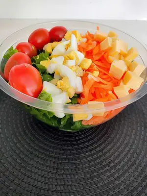 Ensalada de lechuga, tomate y zanahoria
