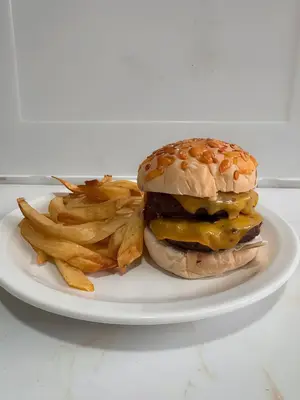 Hamburguesa doble con guarnición