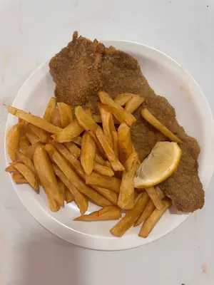 Milanesa de pollo con guarnición