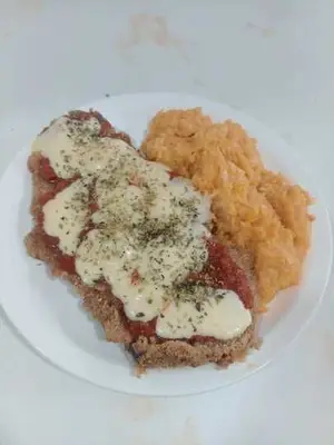 Milanesa napolitana de pollo con guarnición