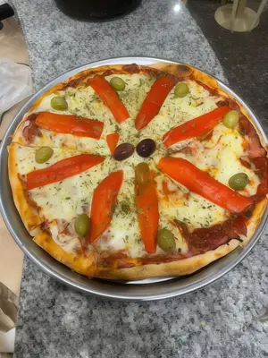 Pizza jamón y morrones