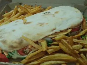 Sandwich de milanesa de carne completo con guarnición