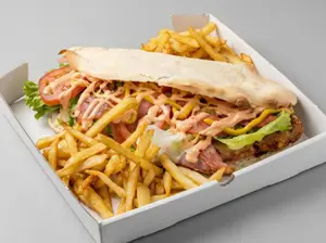 Sandwich de milanesa de pollo completo con guarnición
