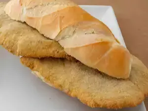 Sandwich de milanesa de pollo con guarnición