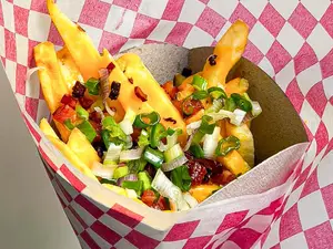 Cono de papas con cheddar, bacon y verdeo