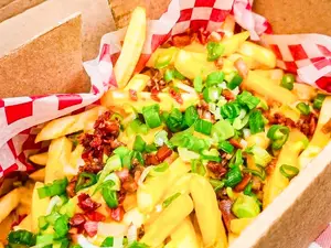 Papas con cheddar,bacon y verdeo para compart