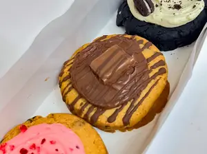 Crumbl cookie box 3 unidades