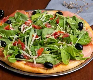Pizza jamón crudo y rúcula
