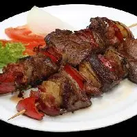 Brochette de lomo con guarni