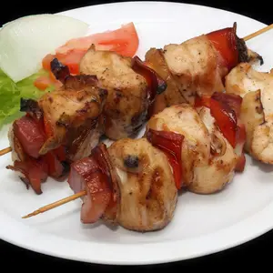 Brochette de pollo con guarni