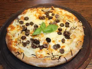 Pizza fugazzeta con jamón