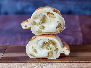 Empanada de muzza y aceituna