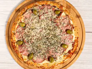Muzza, jamón y roquefort