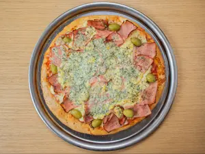 Muzza, jamón y roquefort indi