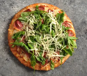 Muzza, jamón crudo y rúcula