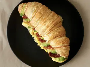 Croissant con palta y huevo