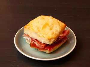 Scon Con Jamón Crudo Y Queso Crema