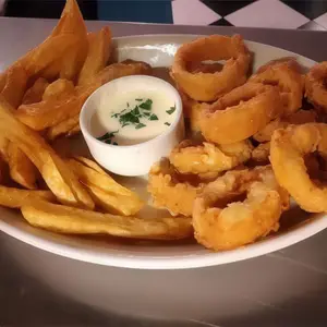 Rabas a la romana con fritas