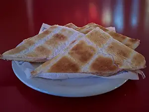 TOSTADO DE JAMON Y QUESO