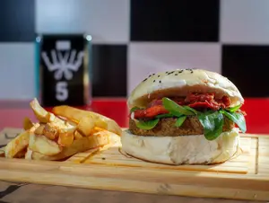Vegan burger + papas fritas