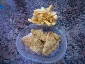 Pechuguitas En Escalope Con Guarnicion