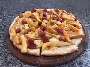 Pizza salchipapa