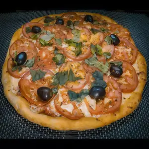 Pizza grande jamón y tomate