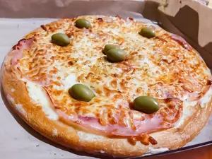 Pizza con jamón y provolone