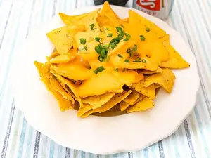 Nachos Con Cheddar + 2 Bebidas