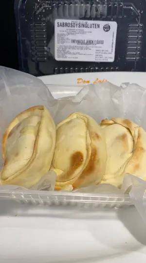 Empanada jamón y queso. A . C