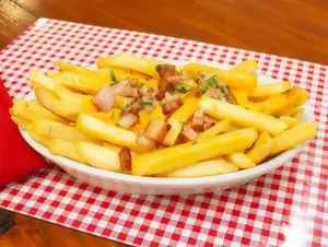 Papas clasicas cheddar y bacon