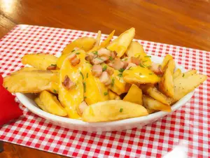 Papas rústicas cheddar y bacon