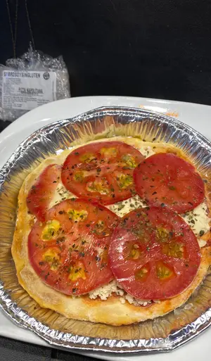 Pizza chica con tomate.A.C
