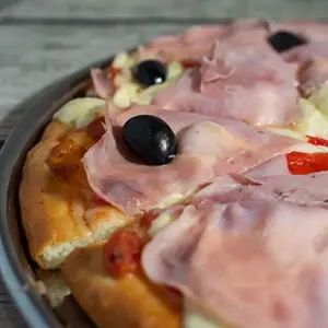 Pizza con jamón y morrón