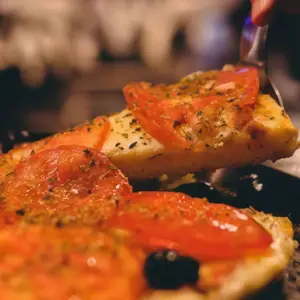 Pizza con tomate
