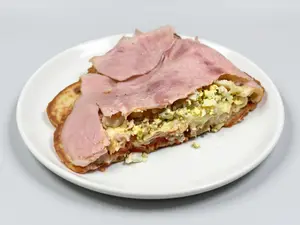 Pizza jamón y huevo