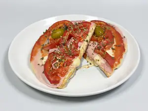Pizza jamón y tomate