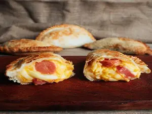 Empanada cheddar y salchicha