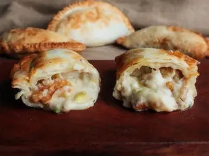 Empanada de roque, apio y nuez
