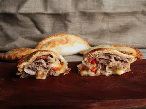 Empanada de vacío y provoleta