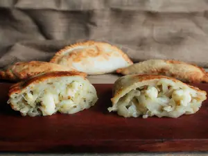 Empanada mozzarella y cebolla