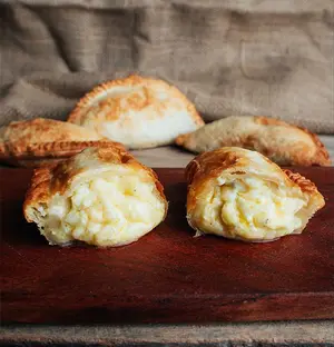 Empanada mozzarella y longa...