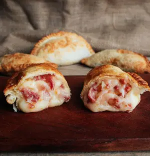 Empanada mozzarella y panceta
