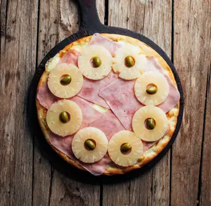 Pizza con jamón y ananá