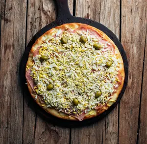 Pizza con jamón y huevo duro