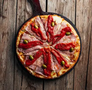 Pizza con jamón y morrones