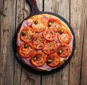 Pizza jamón y tomate