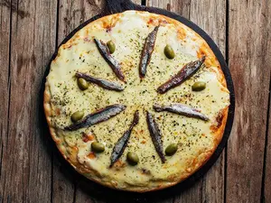Pizza mozzarella con anchoas