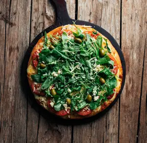 Pizza rucula, crudo, tomate
