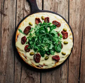Pizza rúcula y tomates secos